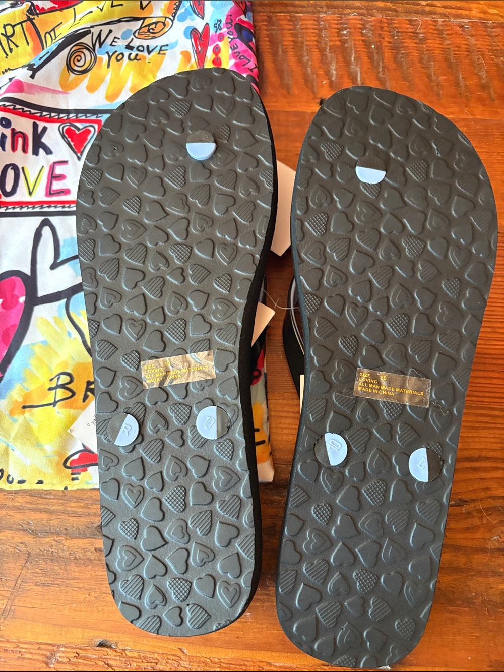 NWT Brighton Women’s ' Colorful Heart Print Flip Flops with Drawstring Bag - Picture 4 of 7